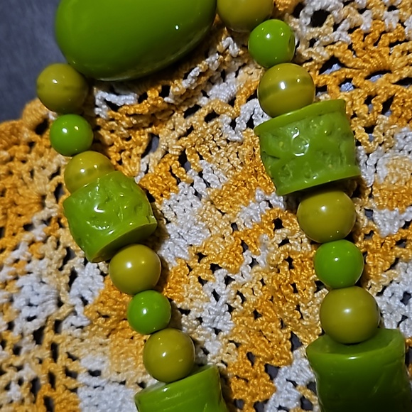 Vintage Green Carved Lucite Beaded Statement Necklace - Picture 6 of 9